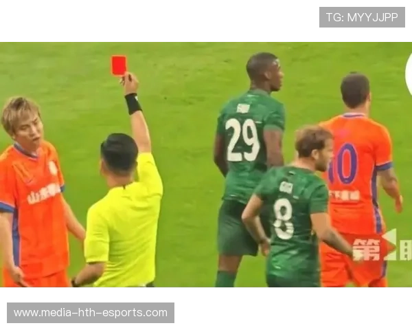 裁判判罚引发球迷围堵停车场